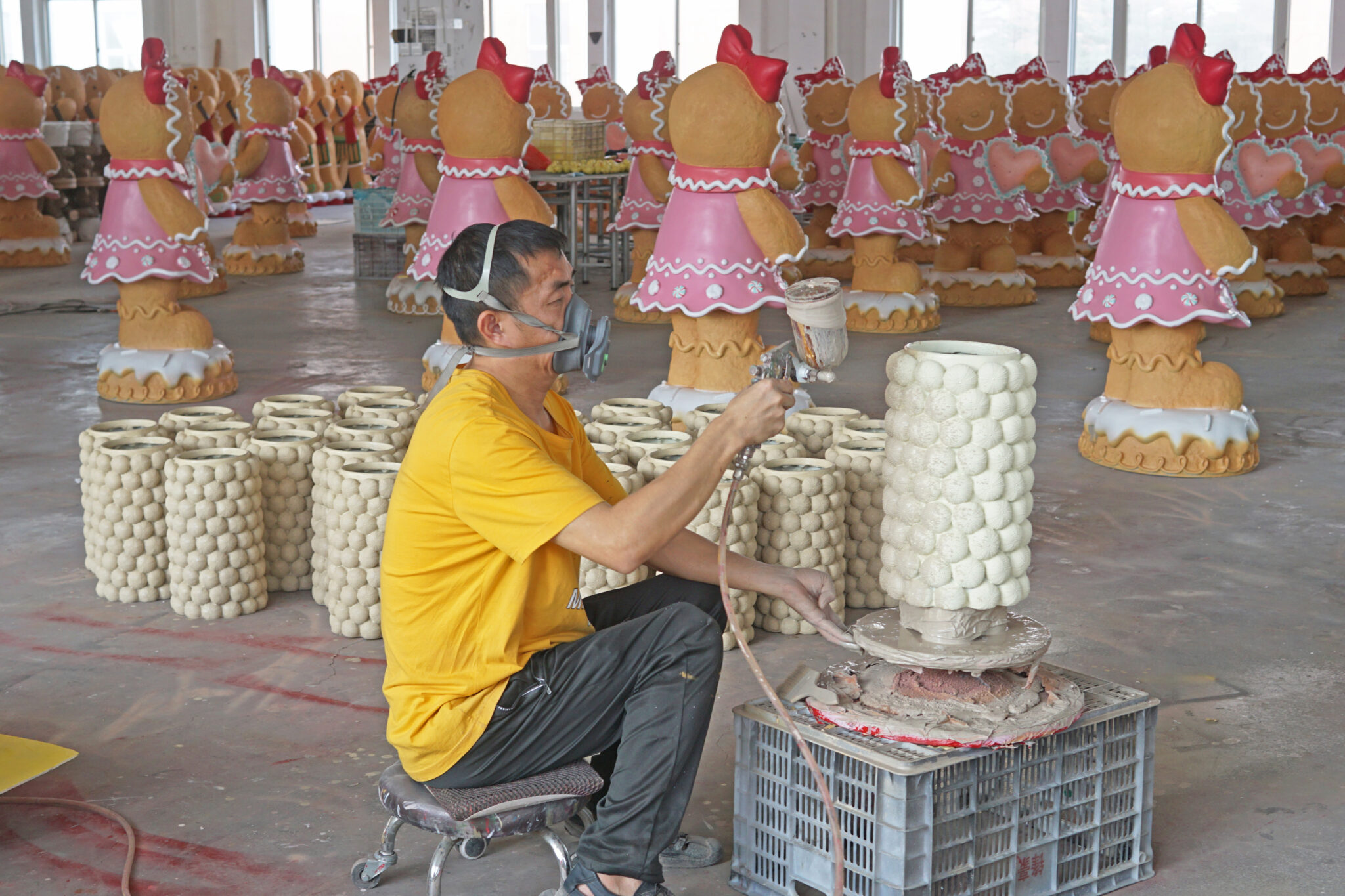 Fengtong Crafts skilled worker painting polyresin products in workshop